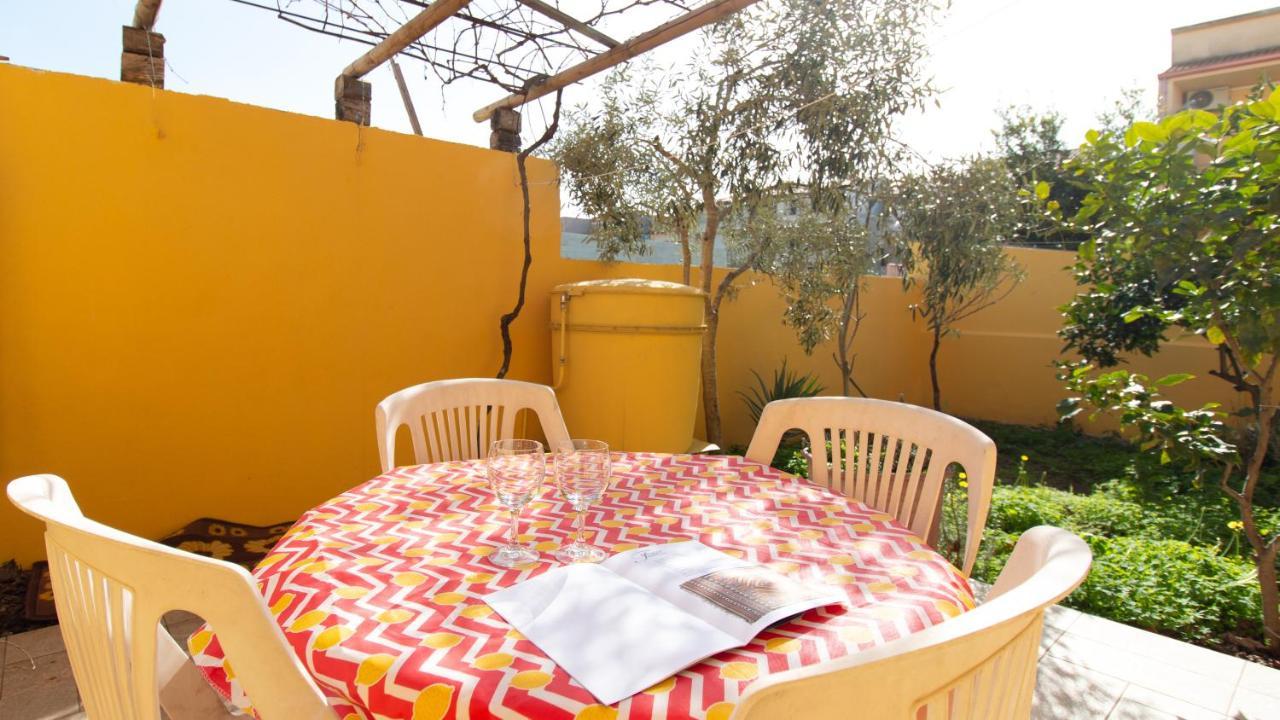 Yellow House-Villetta Con Giardino Oristano Exterior photo